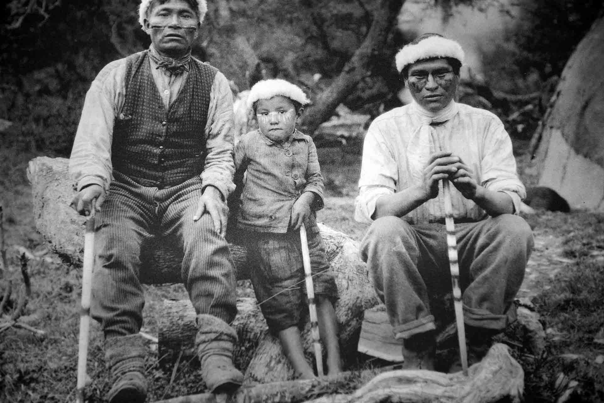 Dos adultos y un niño yaganes a principios del siglo pasado, en una foto conservada en el Museo Maggiorino Borgatello de Punta Arenas / Foto: Alfons Rodríguez