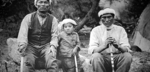 Dos adultos y un niño yaganes a principios del siglo pasado, en una foto conservada en el Museo Maggiorino Borgatello de Punta Arenas / Foto: Alfons Rodríguez