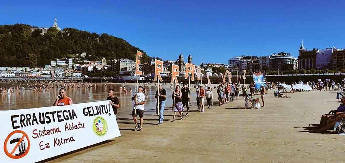Cadena humana contra la incineración de residuos en la playa de La Concha en San Sebastián / Foto: EP