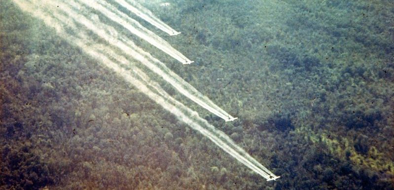 Aviones estadounidenses lanzando 'agente naranja' sobre la selva en la guerra de Vietnam / Foto: Wikipedia