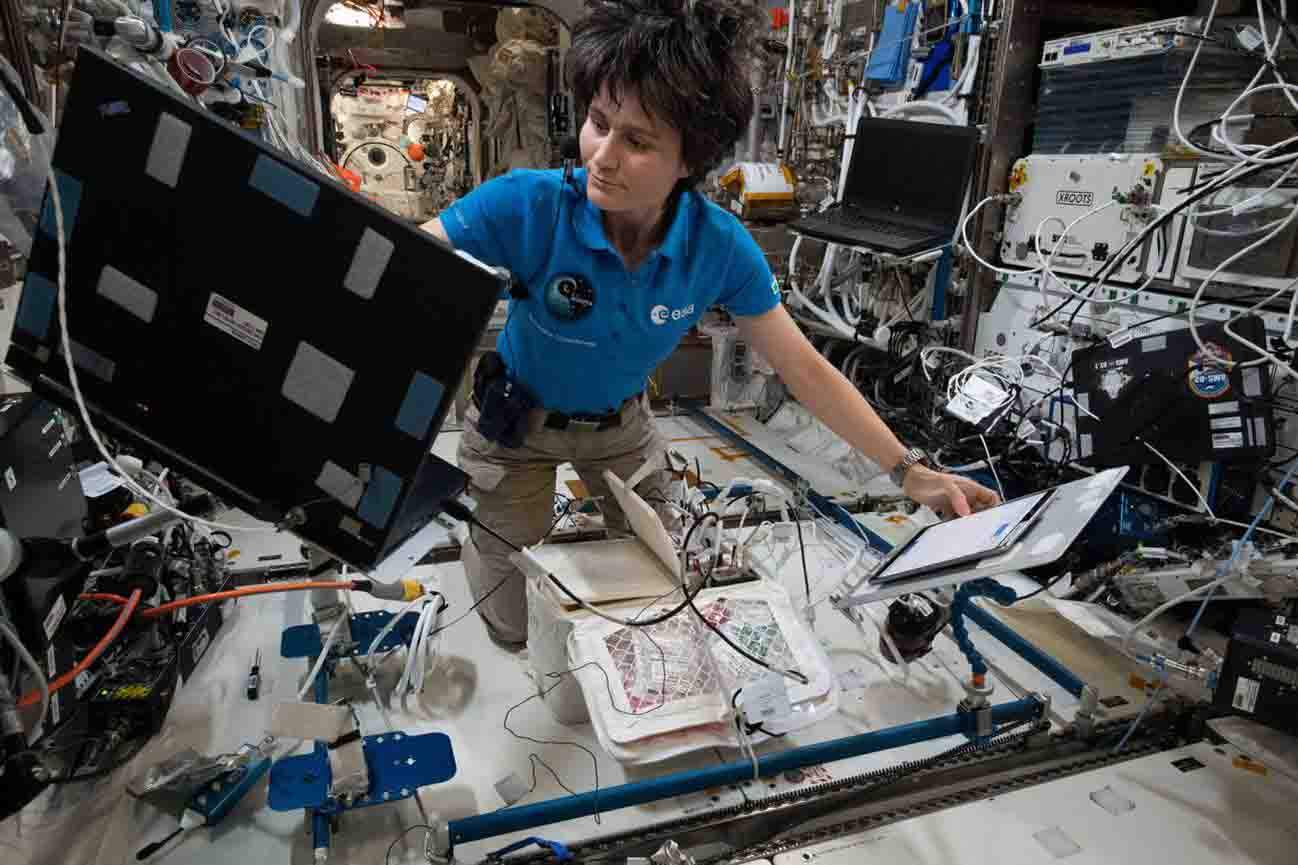 La astronauta de la ESA Samantha Cristoforetti realizando comprobaciones en la Estación Espacial Internacional / Foto: ESA/NASA