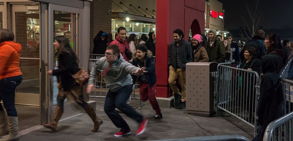 Compradores entrando a la carrera a la apertura de un centro comercial en EE UU.  Black Friday / Foto: Powhusku