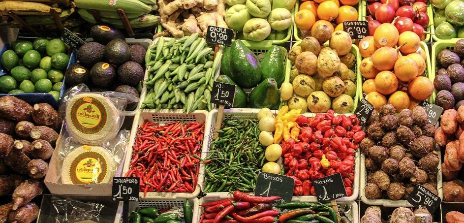 Vegetales frescos expuestos en un mercado español / Foto: Jarmoluk