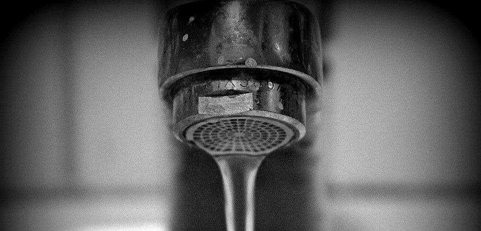 El agua del grifo es tan buena o mejor que la de botella para el consumo humano / Foto: Tante Tati