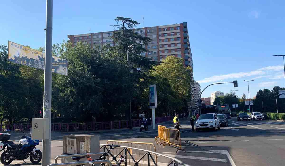 El acceso a la plaza del Poniente desde Isabel la Católica, en Valladolid, cerrado con motivo del 'Día sin coche' / Foto: EP