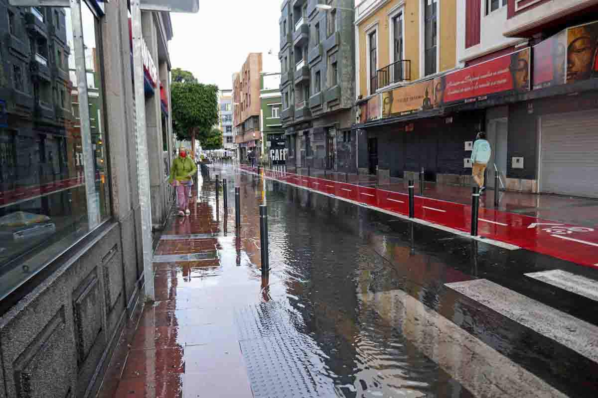 Una mujer camina bajo la lluvia en Las Palmas de Gran Canaria, en Canarias (España), a 4 de febrero de 2021 / Foto: EP