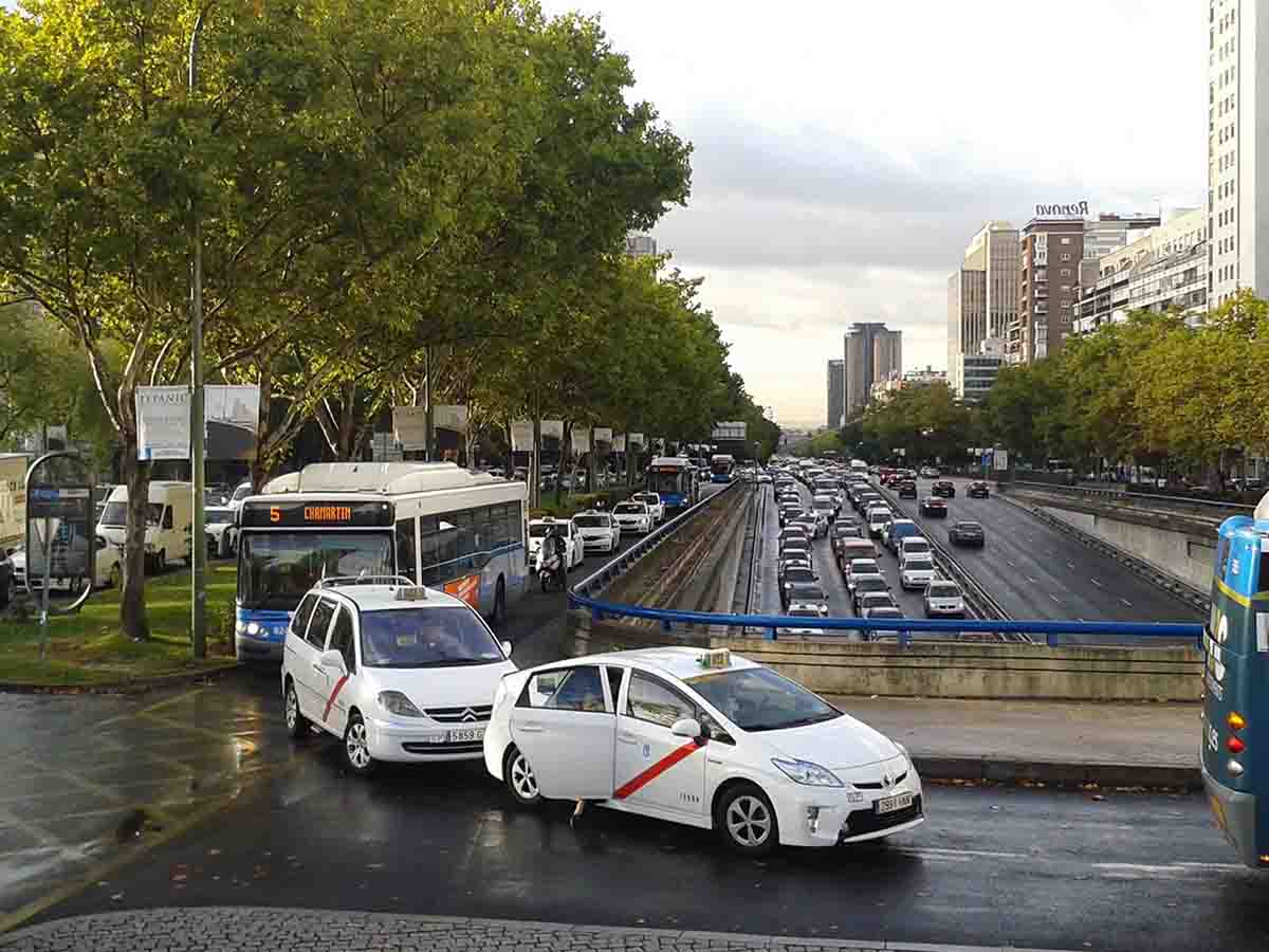 Atasco en el tráfico de coches en el paseo de la Castellana, Madrid (España) / Foto: Archivo - EP