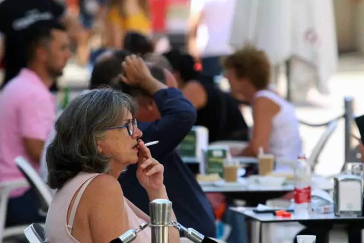 Personas fumando en terrazas y vías públicas durante / Foto: Archivo - EP