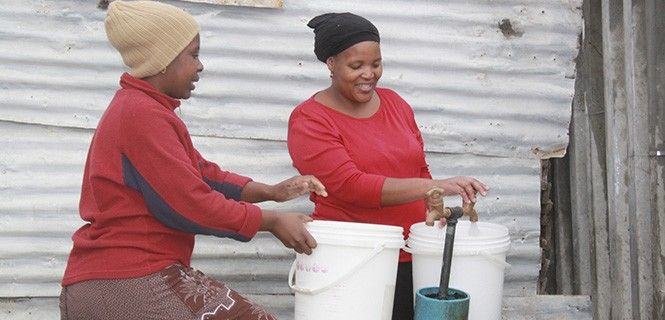 Mujeres africanas se proveen de agua / Foto: ICLEI