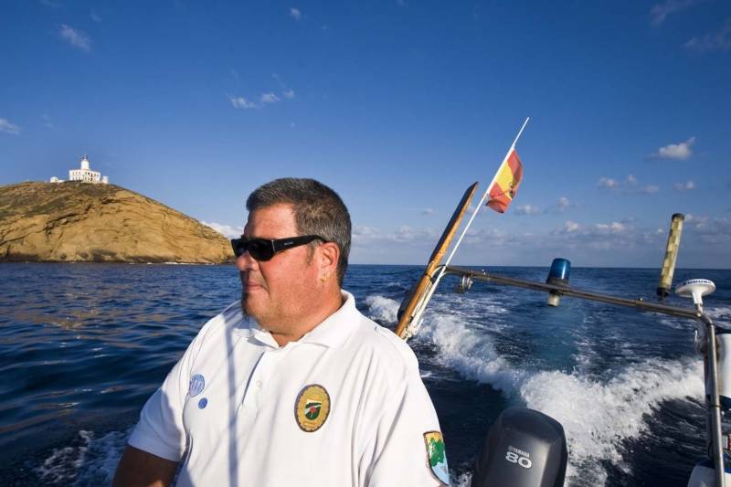 El guarda Santiago Sales patrulla la reserva marítima que rodea las islas a bordo de una embarcación ligera / Foto: Josep Cano