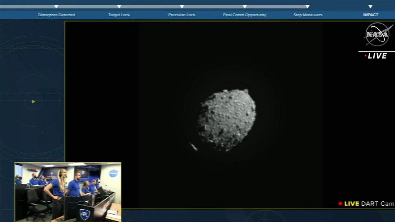 Momento en que la cámara DRACO capta cómo la nave espacial del tamaño, de una máquina expendedora choca, de la de la misión DART, con éxito con el asteroide Dimorphos / Imagen: NASA