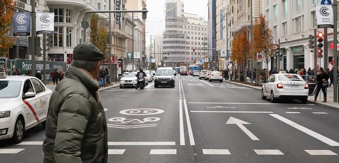 Un peatón traviesa una Gran Vía inusualmente vacía de coches  / Foto: Ayto. Madrid