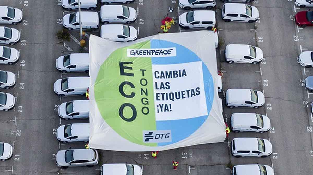 El 'Eco tongo' de las etiquetas de la DGT denunciada en una pancarta sobre varios vehículos / Foto: EP