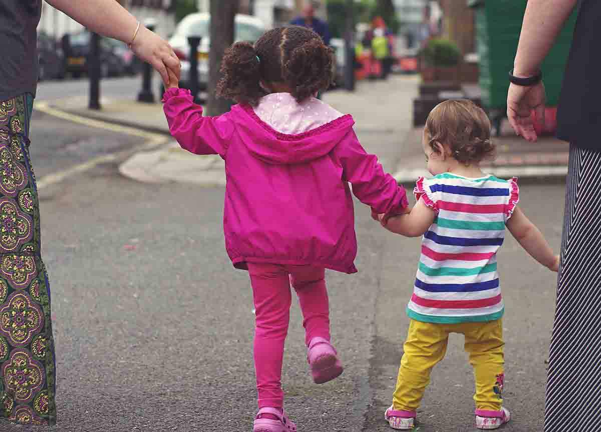 Niñas paseando por la ciudad. Contaminación atmosférica / Foto: Pixabay