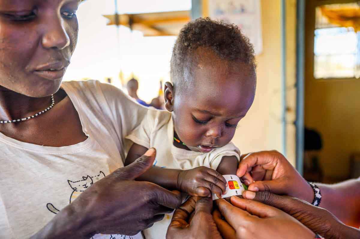 Una madre con su bebé en situación de malnutrición en Kenia. El desperdicio de alimentos contribuye al aumento del hambre en el mundo / Foto: World Vision