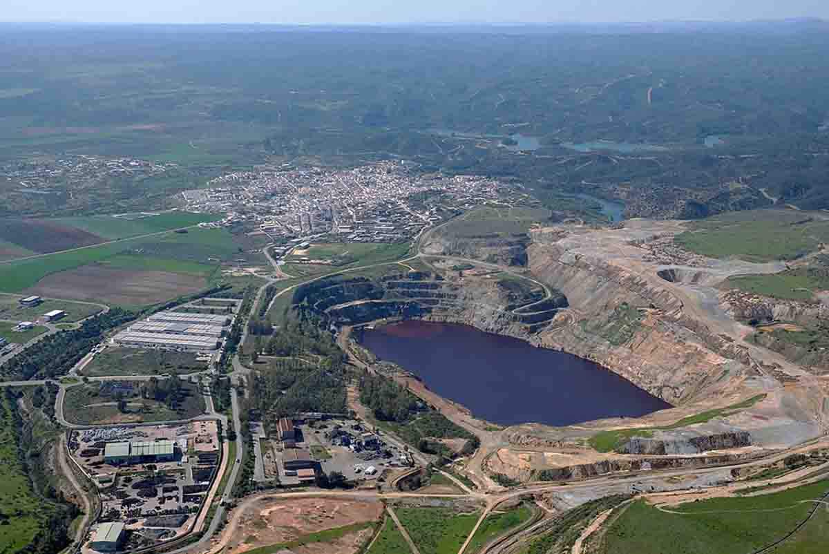 La mina Aznalcollar y al fondo el pueblo. Boliden lamenta el vertido pero niega pagar / Imagen: Wikipedia