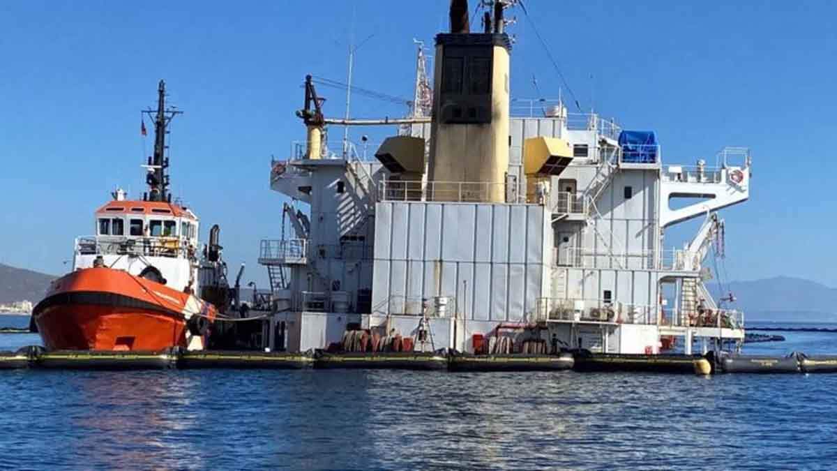 El OS35 durante la operación de hundimiento de la popa / Foto: EP