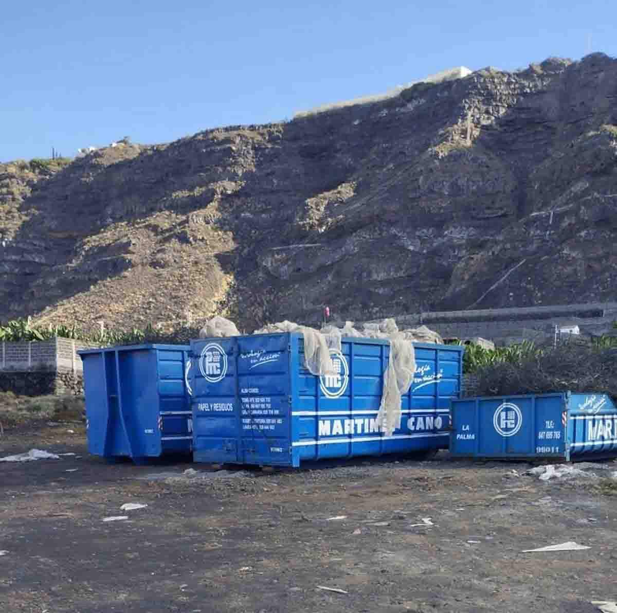 Contenedores de recogida de residuos de invernaderos colapsados por el volcán / Foto: Cabildo de La Palma