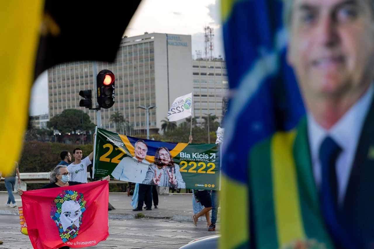 Simpatizantes del actual presidente Bolsonaro y del ex jefe de Estado Lula da Silva promocionan a sus candidatos con banderas y carteles en Brasilia, Brasil / Foto: EP