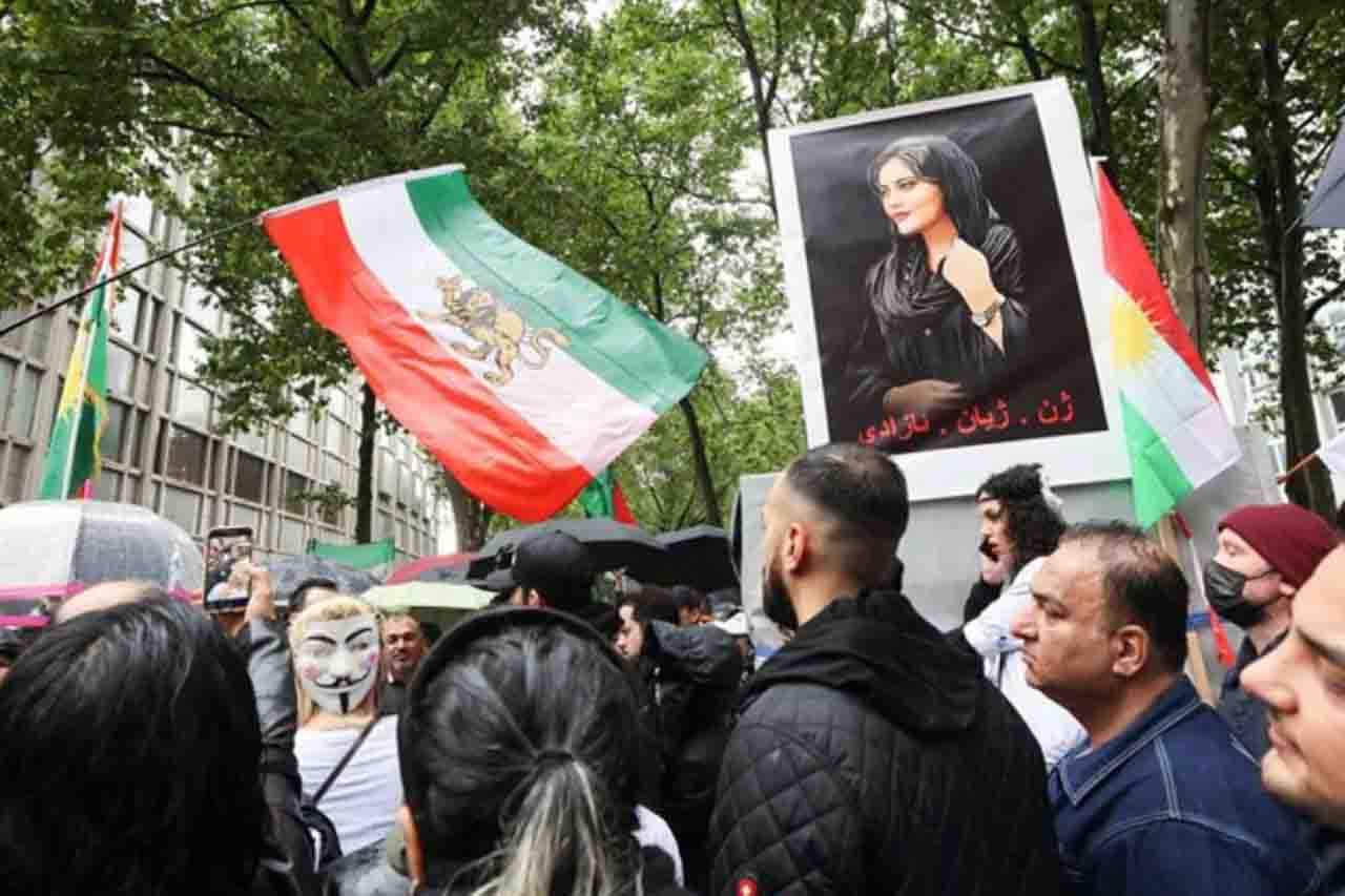 Manifestación contra el régimen político en Irán, tras la muerte de Mahsa Amini, de 22 años, tras ser detenida por la policía de la moral