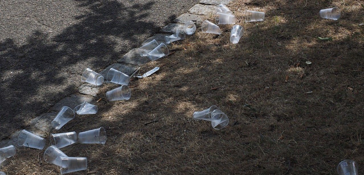 Vasos de plástico tirados en la calle tras una celebración, una imagen demasiado habitual / Foto: Hans