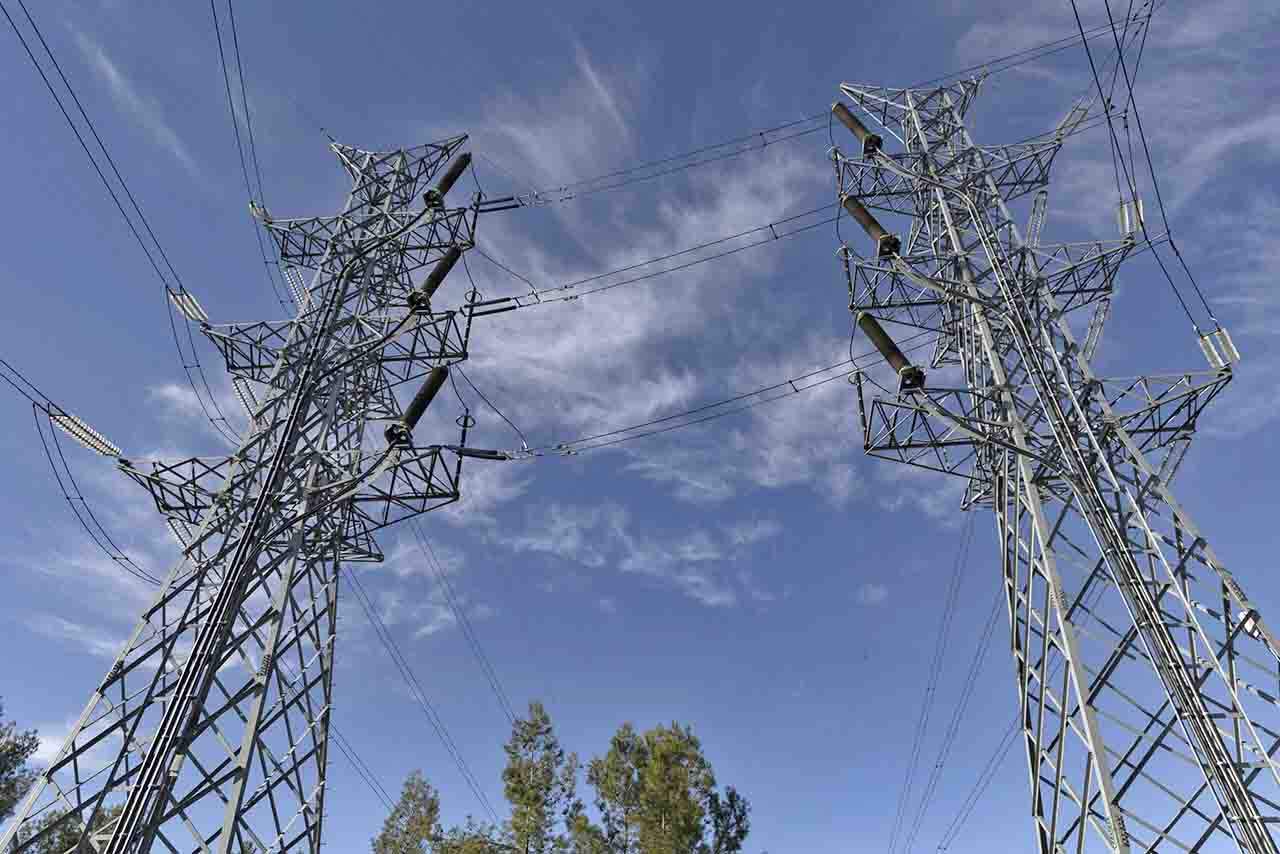 Imagen de archivo de dos torres eléctricas. Factura de la luz / Foto: EP