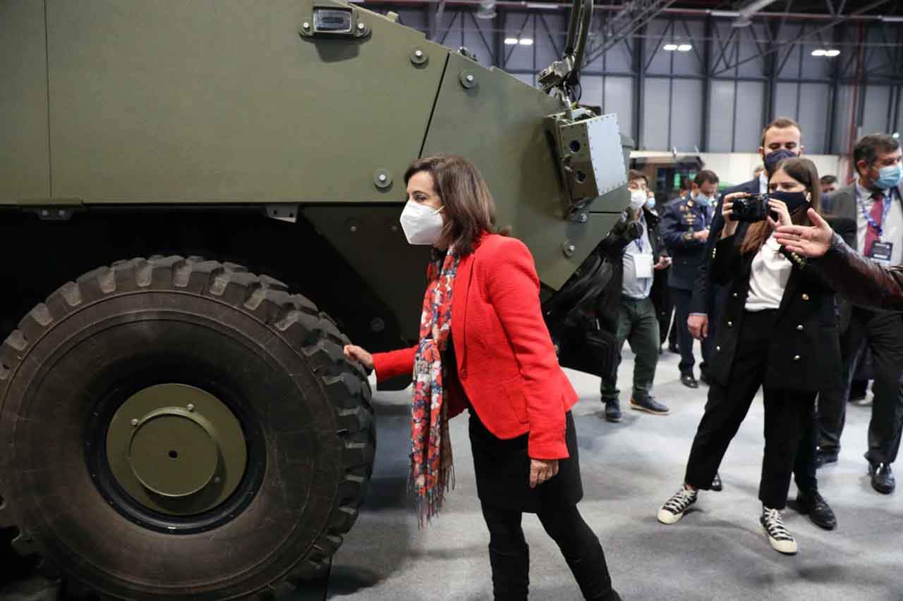 La ministra de Defensa, Margarita Robles, al lado del tanque VCR 8x8 Dragón en la Feria Internacional de Defensa y Seguridad FEINDEF, en IFEMA, a 3 de noviembre de 2021 / Foto: EP