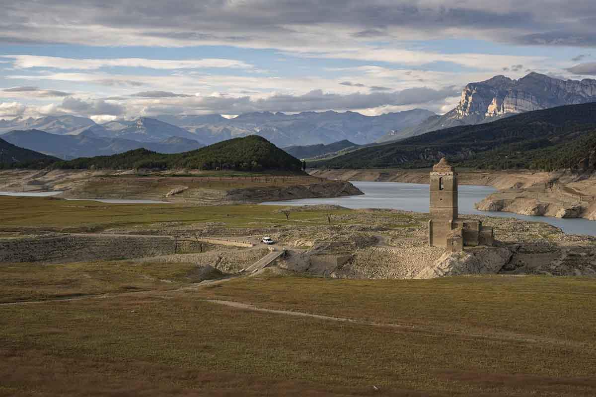 El mal estado del 44% de las aguas españolas. Embalse de Mediano, en Huesca, en septiembre de 2022 / Foto: Pedro Armestre - EP