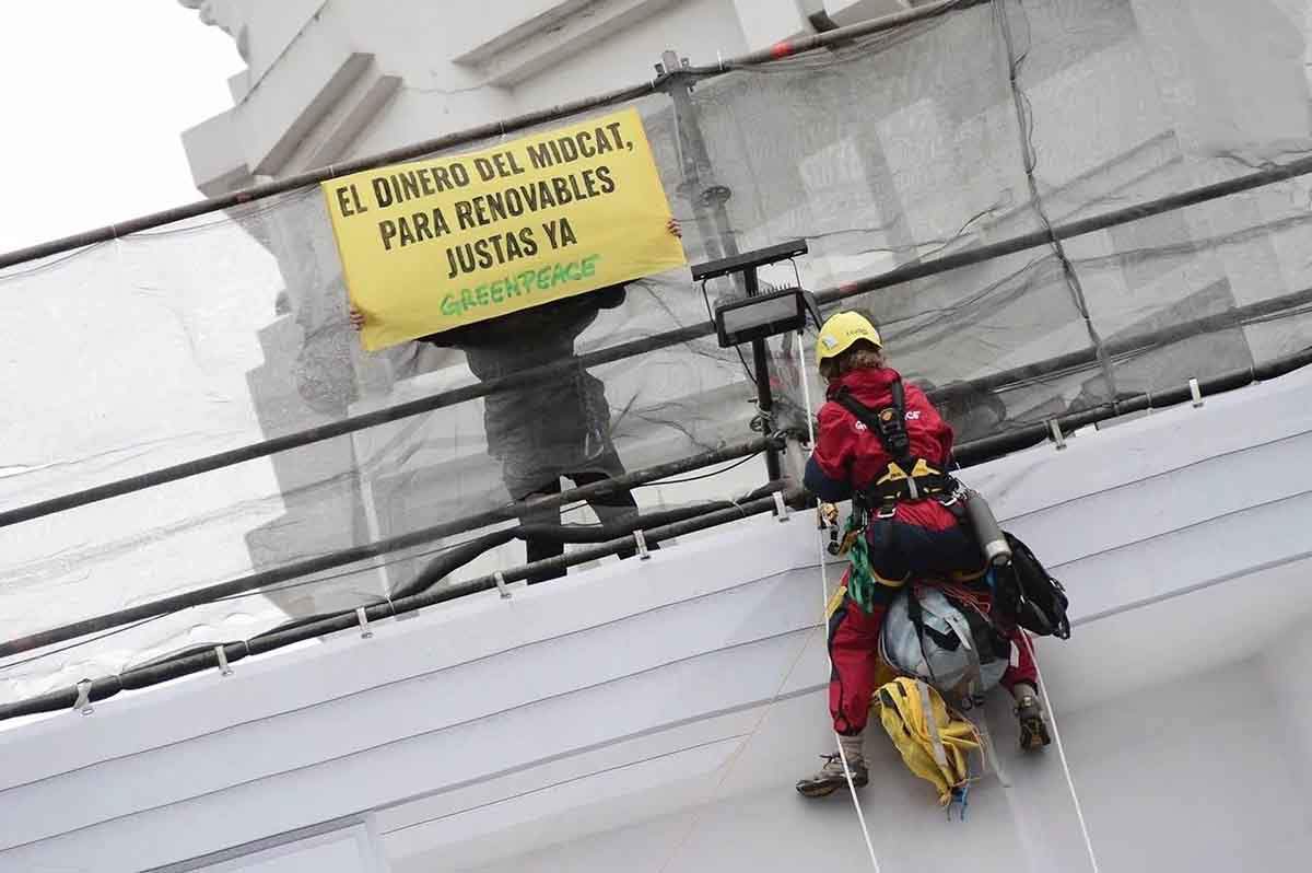 Acción de Greenpeace frente a la sede de la cumbre hispanoalemana / Foto: Greenpeace