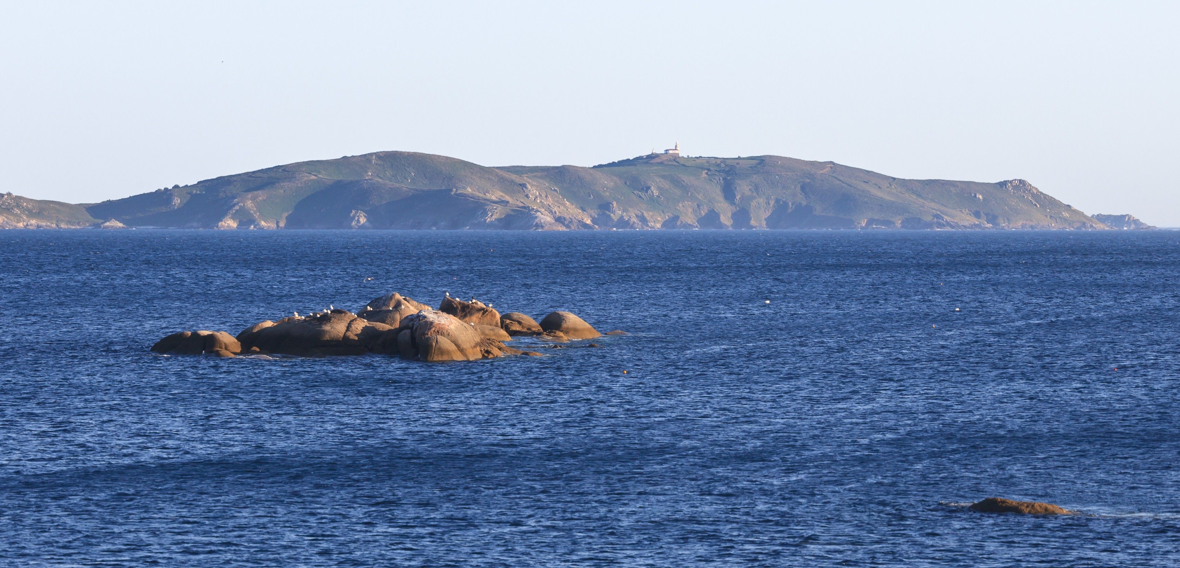 La isla de Ons fotografiada desde San Vicente do Mar, en la ría de Pontevedra / Foto: Wikipedia