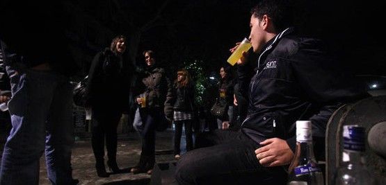Adolescentes bebiendo en exceso en las calles / Foto: Olmo Calvo (SINC)