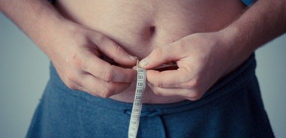Es más significativo medirse la cintura que pesarse a la hora de reducir grasa abdominal / Foto: Pixabay
