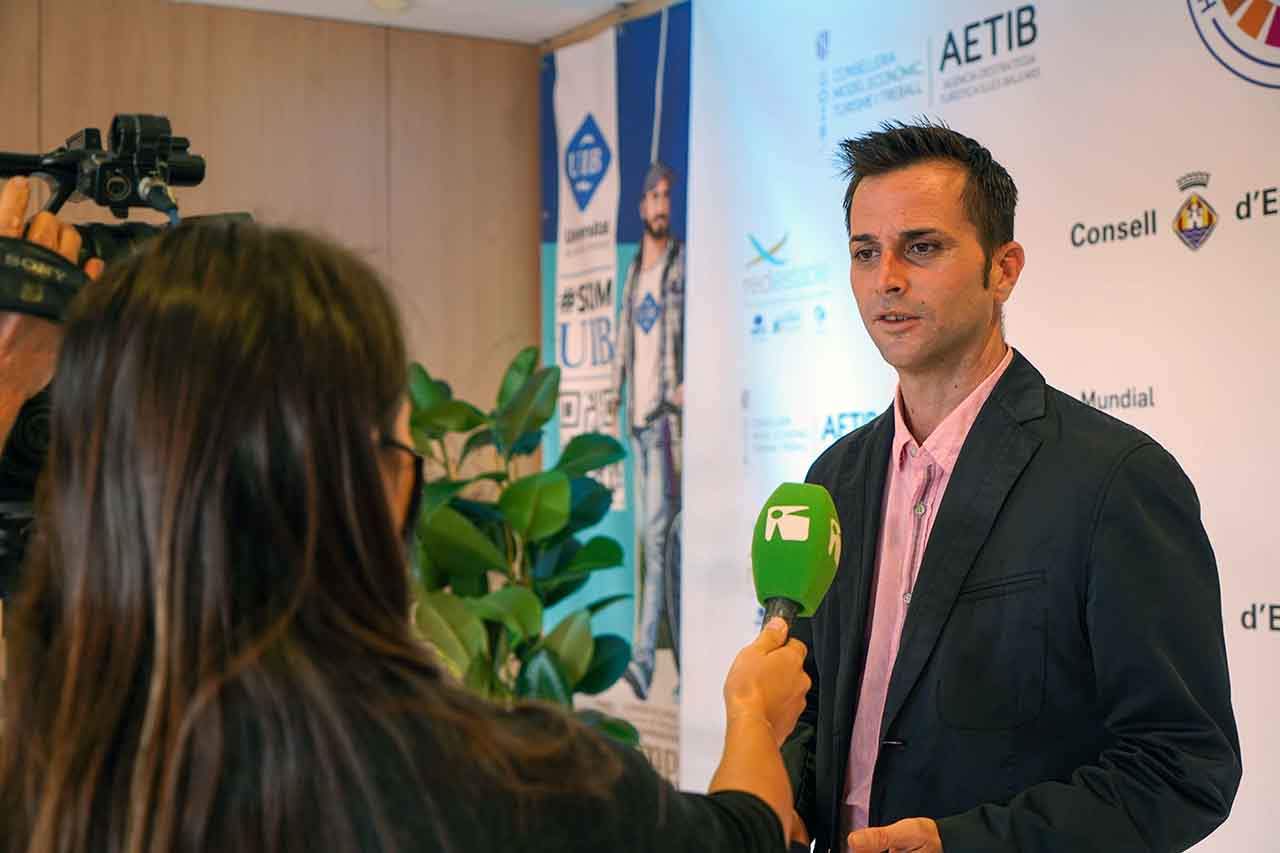 Fundador y CEO del 'Plogging Tour', Óscar Caro, que sostiene que "todo tiene que sumar por el medio ambiente” /  Foto: 'Plogging Tour'