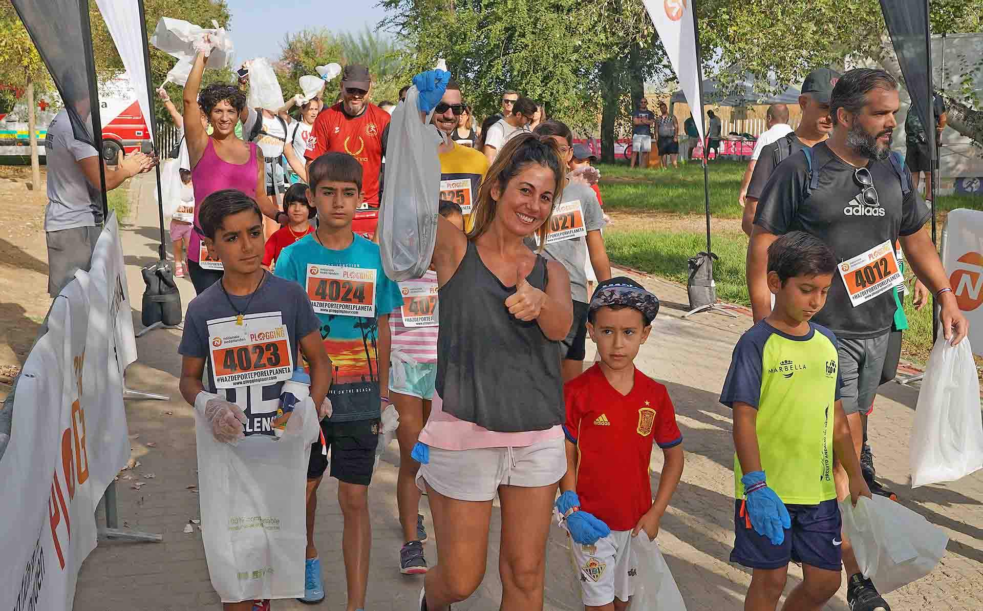 Una mujer y varios niños y niñas participantes del evento Plogging Tour / Foto: Plogging Tour