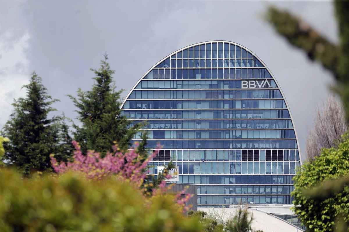 Edificio del BBVA que  repartirá hasta 723,6 millones de euros en dividendos / Foto: EP