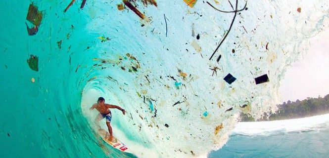 Ola de mar repleta de residuos / Foto: EP