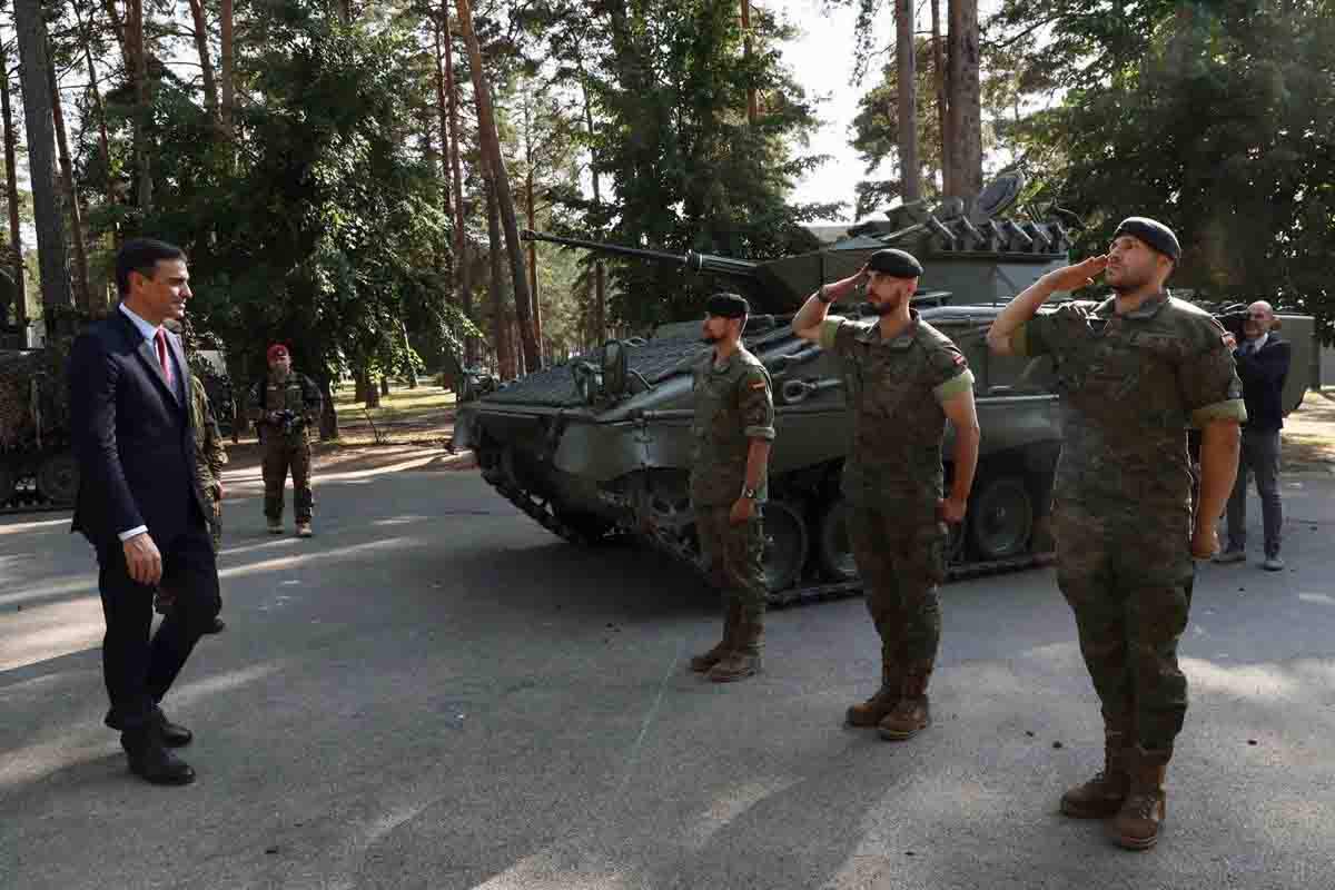 El presidente del Gobierno, Pedro Sánchez,en una visita a la base militar de Adazi, en Letonia / Foto: Archivo - EP