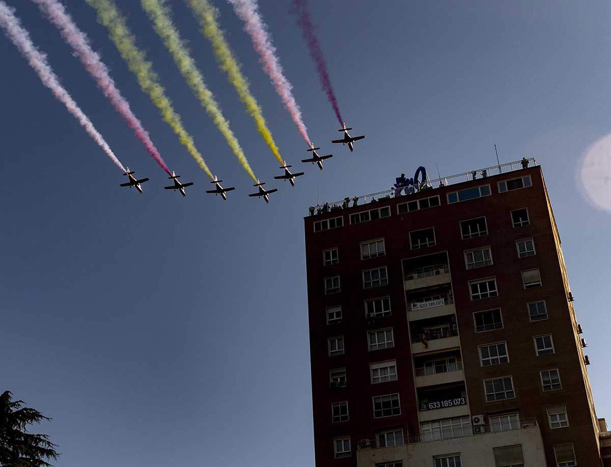 Emisiones de CO2 y contaminación del desfile del Día de la Hispanidad. La Patrulla Águila dibuja la bandera de España en el cielo de Madrid en 2021 / Foto:  Eduardo Parra - EP