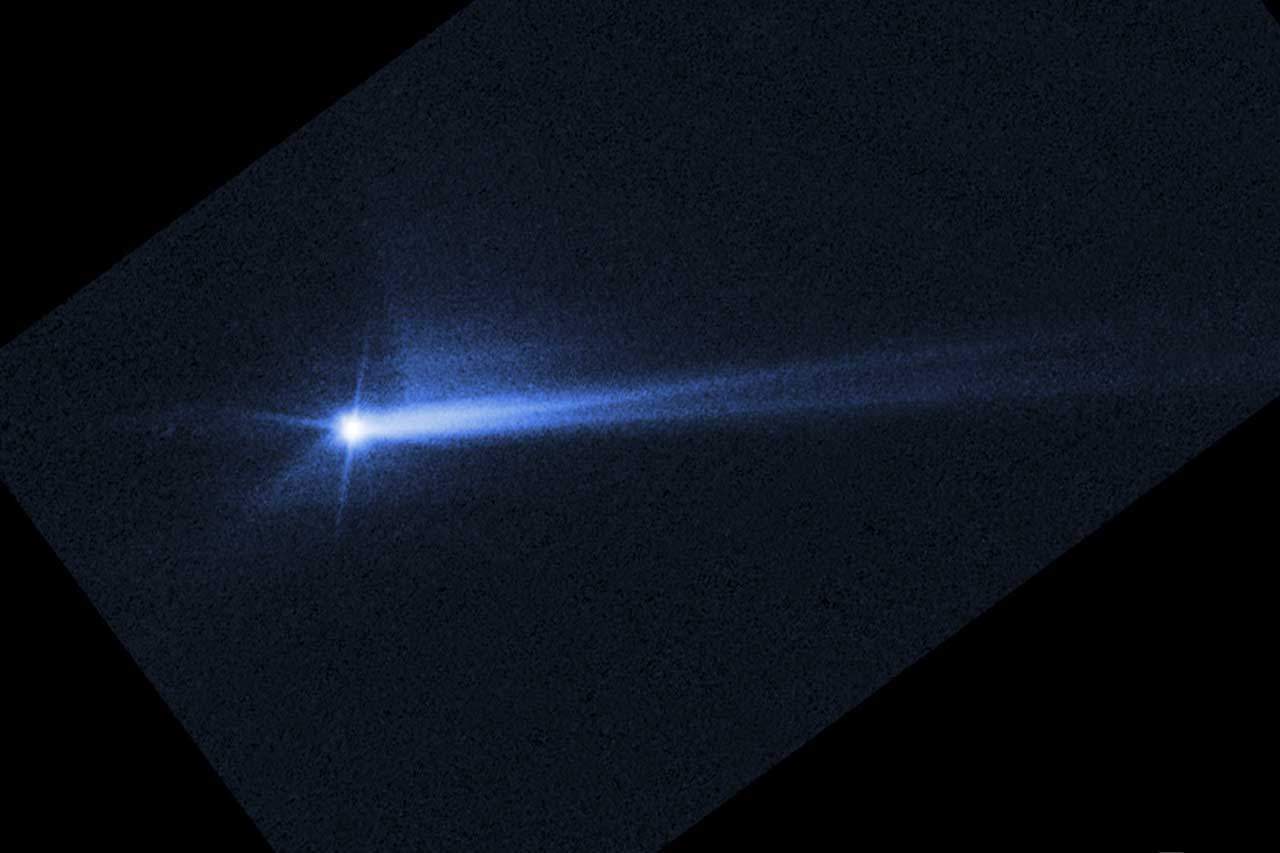 Imagen del telescopio espacial Hubble de la NASA del 8 de octubre de 2022 muestra los escombros de Dimorphos 285 horas después de que el asteroide fuera impactado intencionalmente por la nave espacial DART / Imagen: NASA