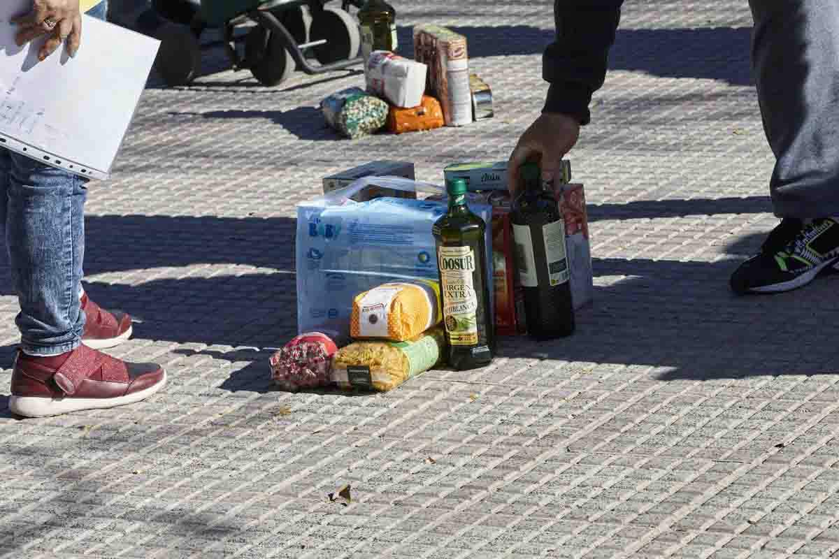 Varios productos de alimentación de la Despensa Solidaria de Chamberí. Pobreza en España / Foto: EP