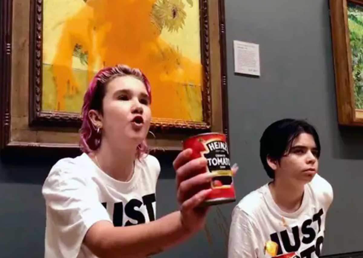 Dos activistas ecologistas después de lanzar sopa sobre 'Los Girasoles' de Van Gogh en Londres, en la National Gallery de Londres. ¿Las protestas radicales alejan al público de una causa? / Imagen: EP