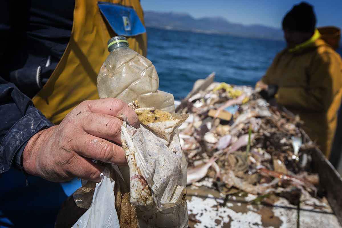 Un pescador de Cambrils muestra parte de los desechos encontrados entre las capturas / Foto: Josep Cano