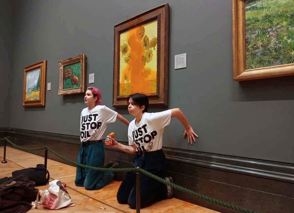 Activistas climáticas tras lanzar sopa de tomate contra 'Los Girasoles' de Van Gogh en la Galería Nacional de Londres / Foto: EP