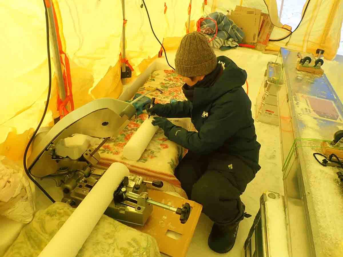 Procesamiento del núcleo de hielo utilizado en el estudio en Groenlandia. Lluvia ácida / EP