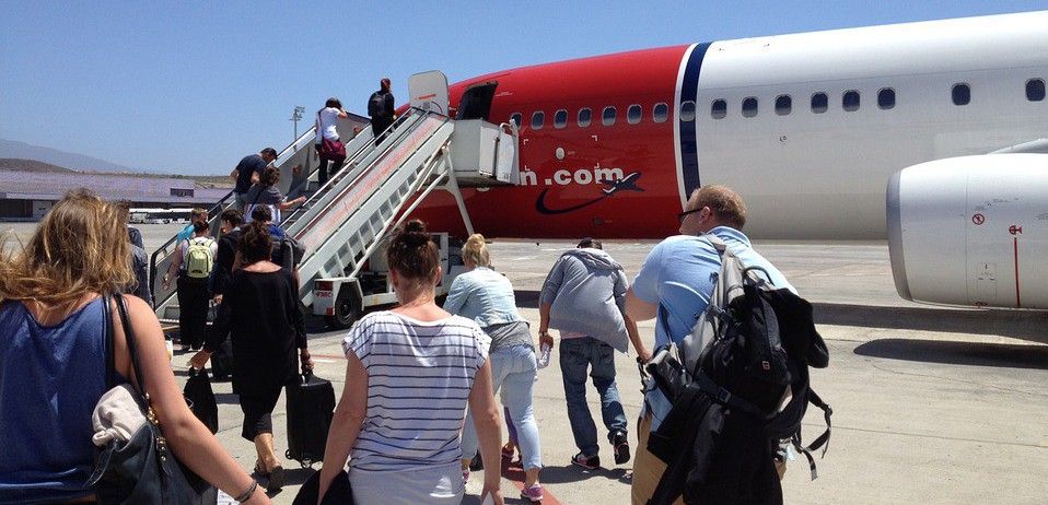 Pasajeros embarcando en un avión, el medio más utilizado para viajar a España / Foto: El Barto 1980