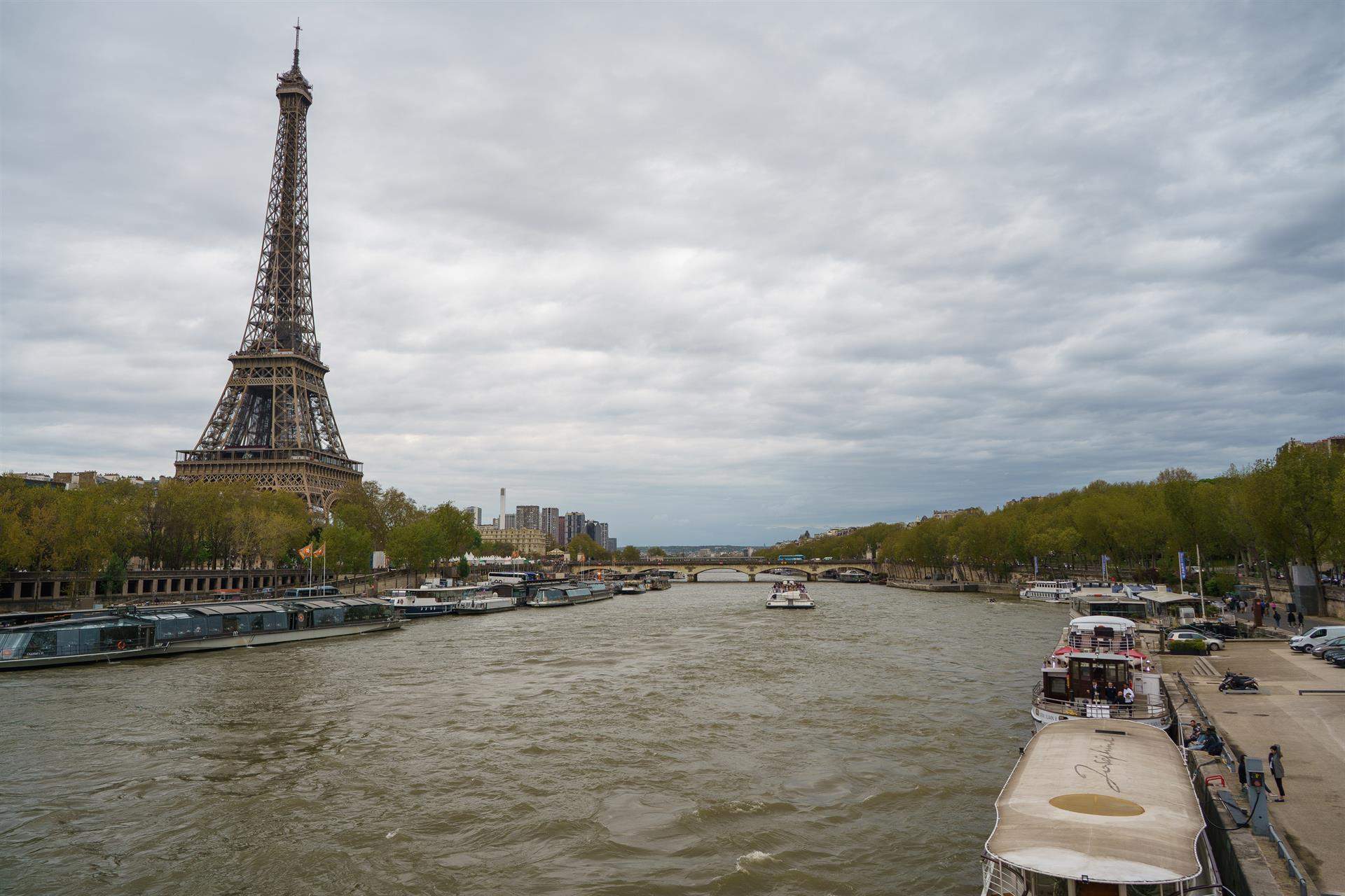 Nueva multa para Francia. Vista general del río Sena a su paso por la Torre Eiffel / Foto: Atilano García - EP