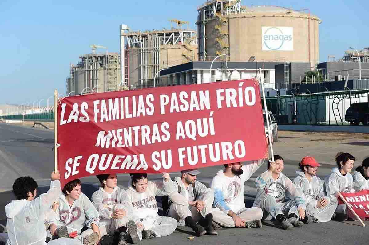Acción de Rebelión por el Clima frente a la regasificadora de Enagás en Huelva / Foto: Greenpeace