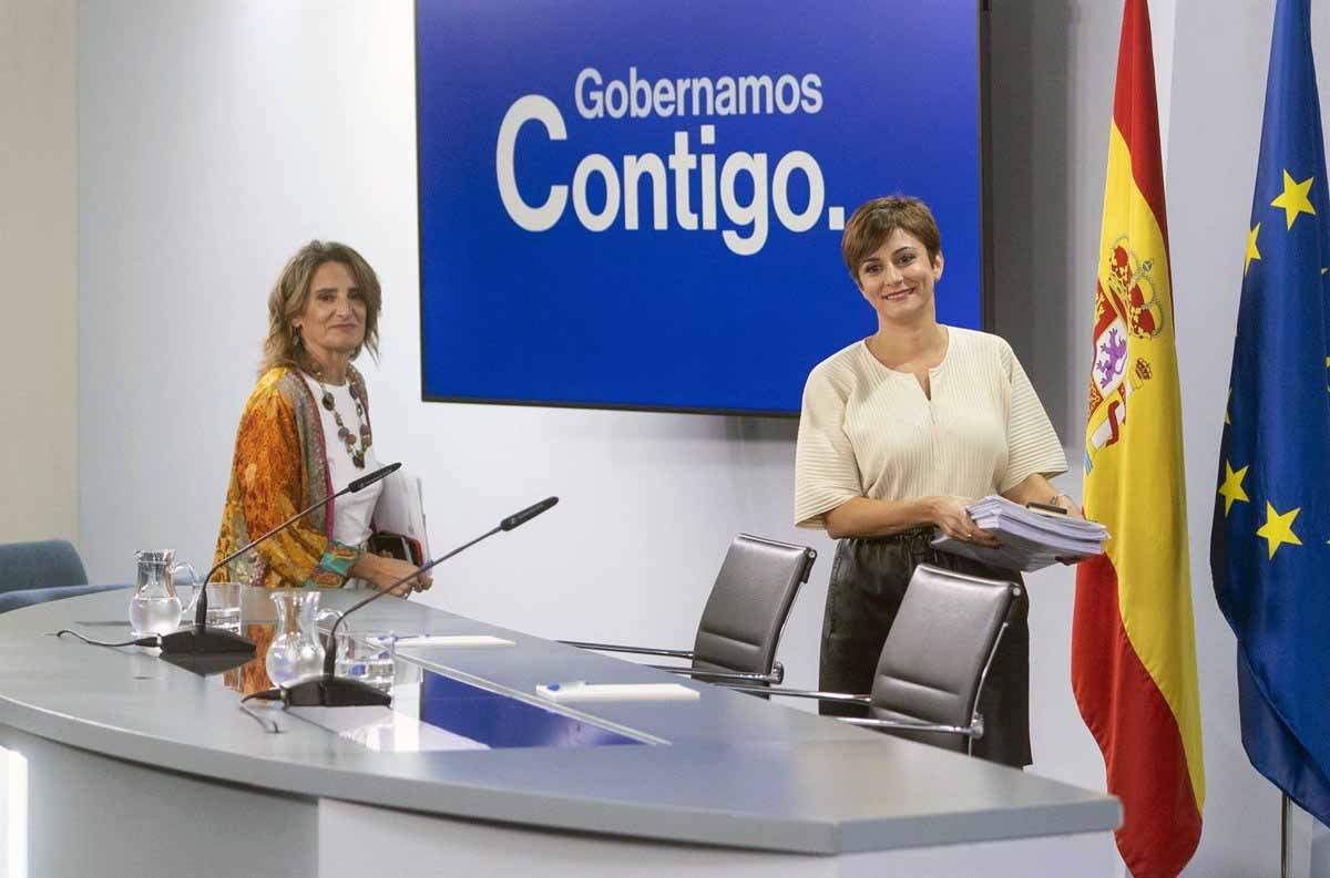 La vicepresidenta tercera y ministra para la Transición Ecológica y el Reto Demográfico, Teresa Ribera (i), y la portavoz del Gobierno, Isabel Rodríguez (d), a su llegada a una rueda de prensa posterior a la reunión del Consejo de Ministros, en el Palacio / Foto: EP