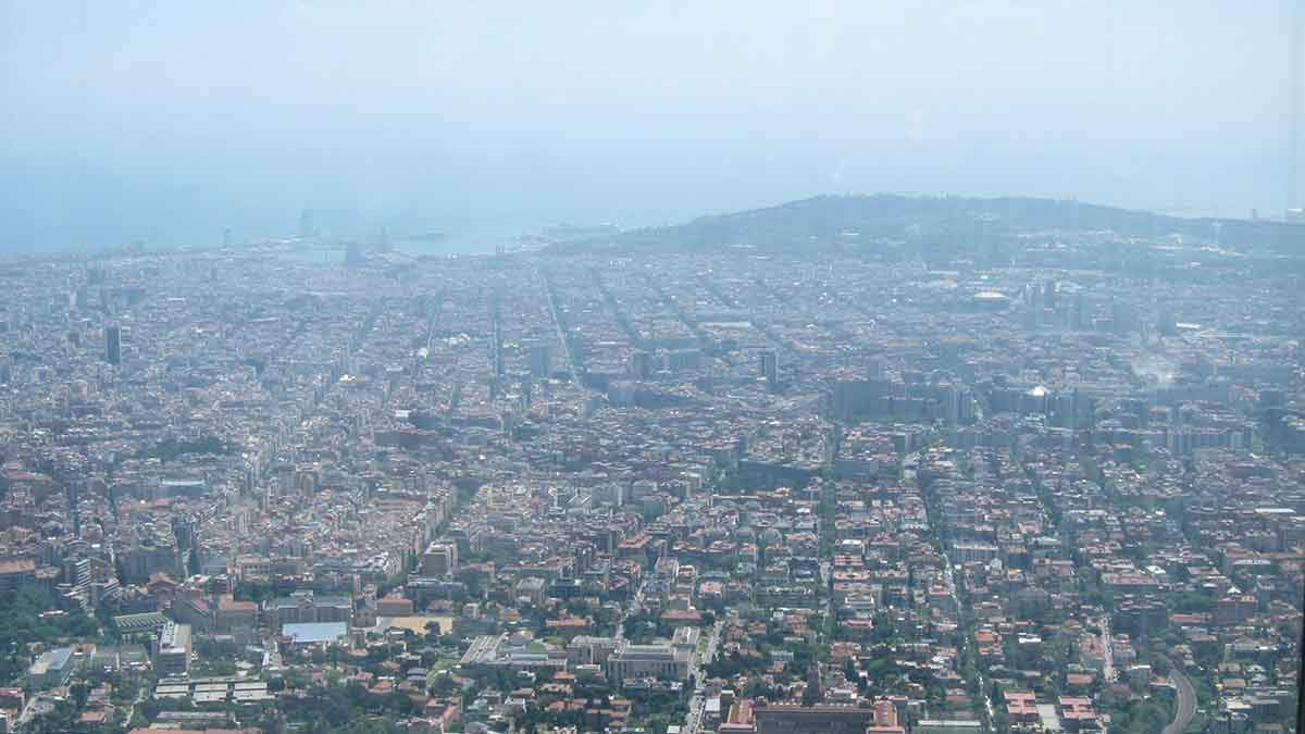 Seis ciudades europeas reclaman a la CE más medidas contra la contaminación atmosférica. Episodio de contaminación en Barcelona / Foto: EP