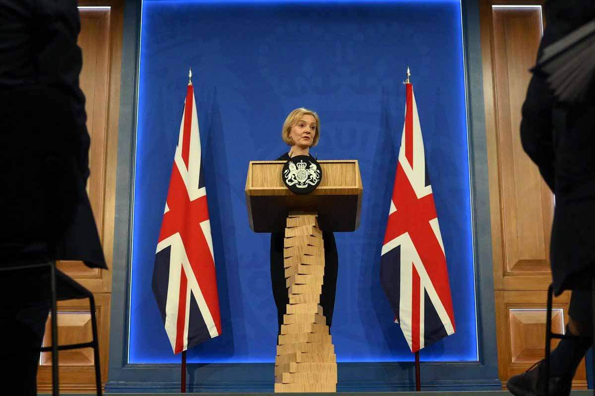 La primera ministra de Reino Unido, Liz Truss, en una conferencia de prensa en Downing Street, en Londres. ¿Qué ocurre en la política británica? / Foto: EP